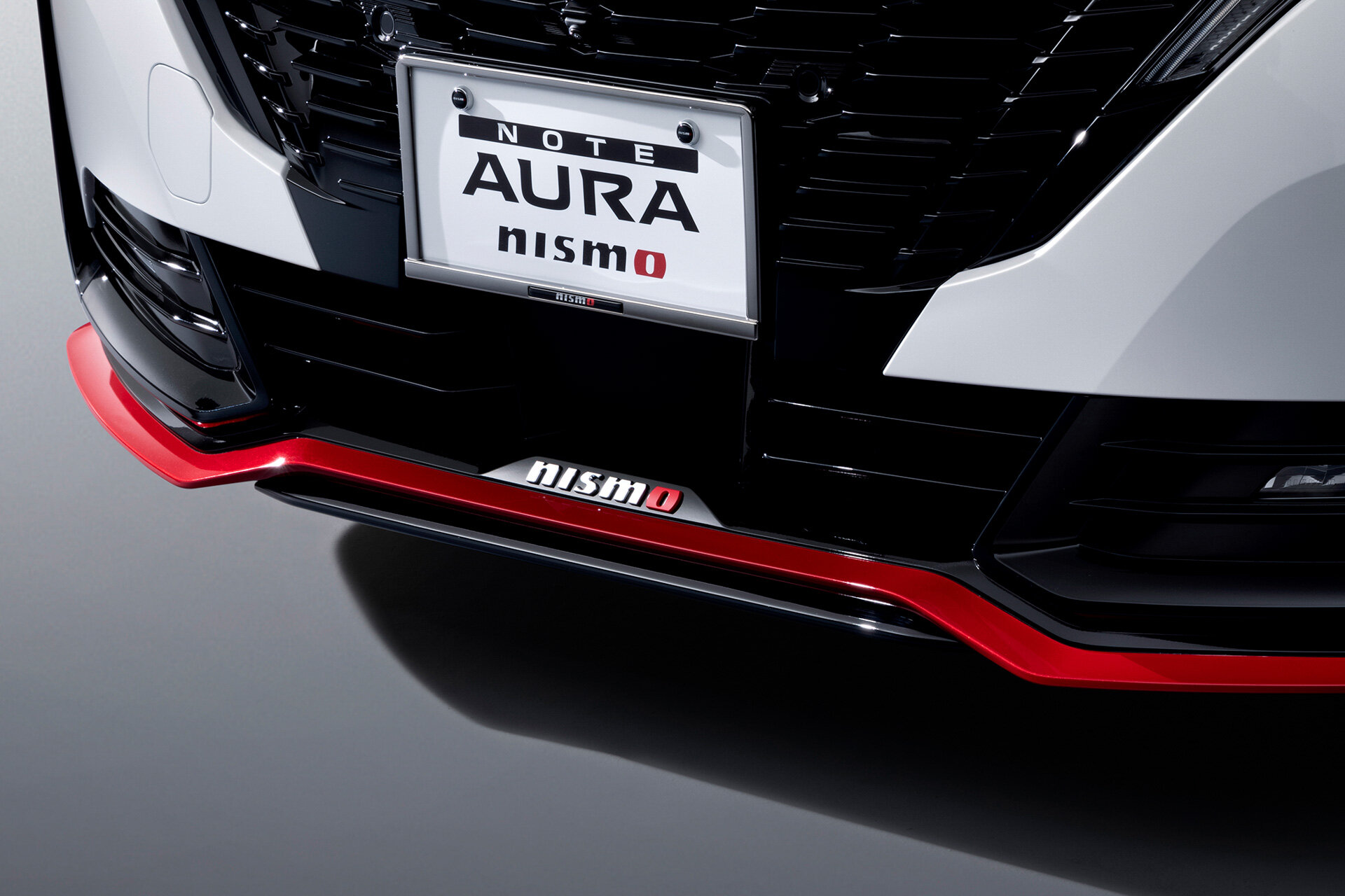 NISMO выпустил для Note Aura новые спойлеры