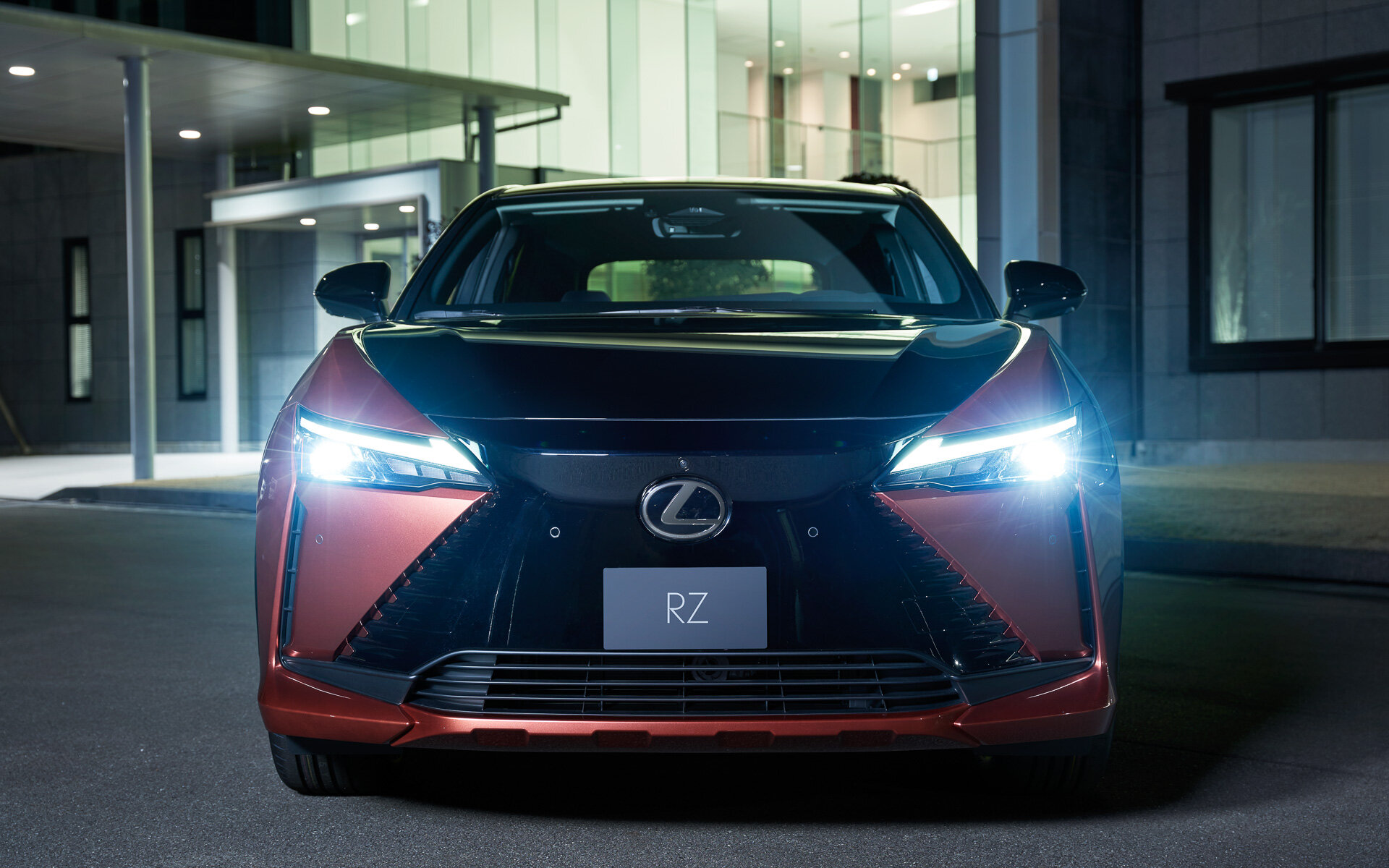 Lexus представил электрический кроссовер RZ