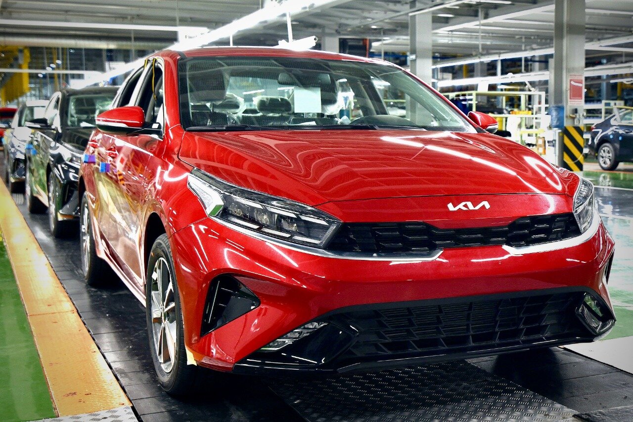 Названа дата начала живых продаж обновленного Kia Cerato в России