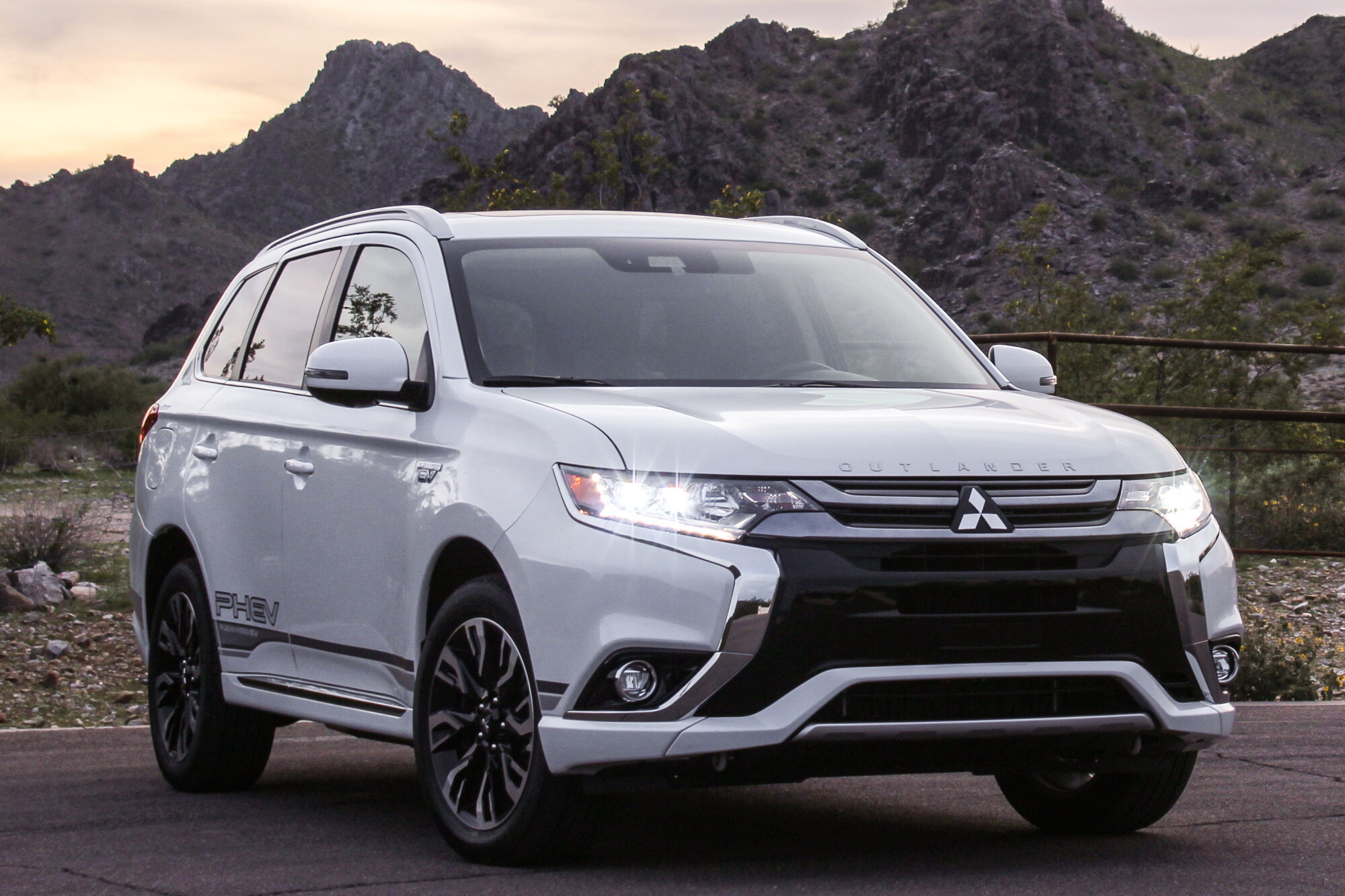 Mitsubishi анонсировала Outlander PHEV с увеличенной батареей и возросшей мощностью