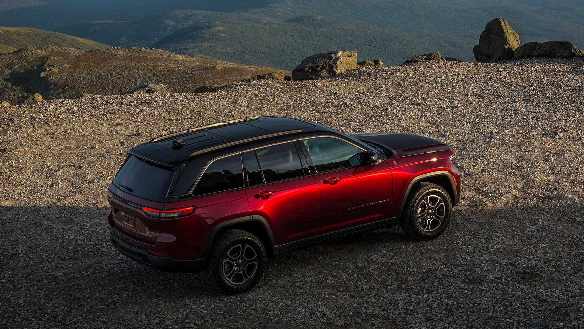 Jeep представил пятиместный Grand Cherokee нового поколения: его можно подключать к розетке