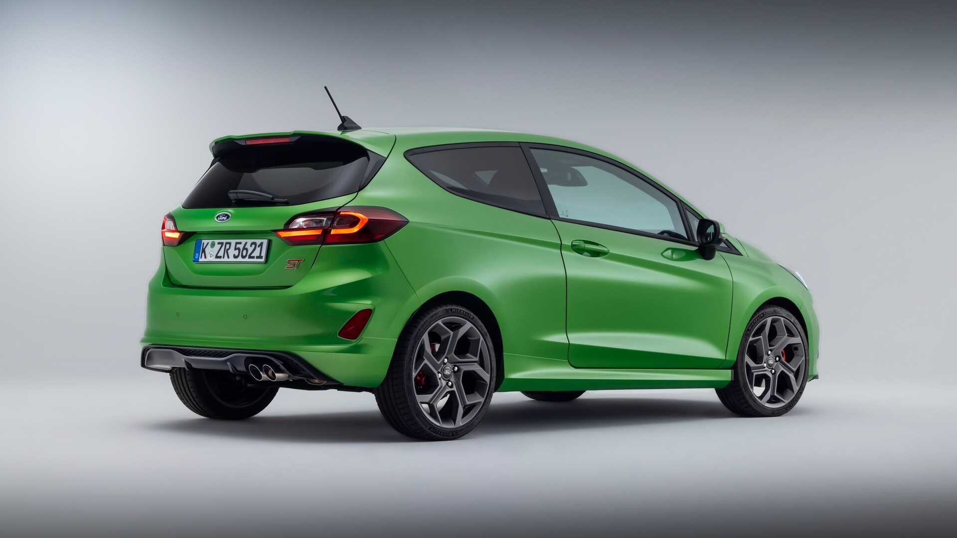 Ford Fiesta после рестайлинга уже в базе оснащается светодиодными фарами