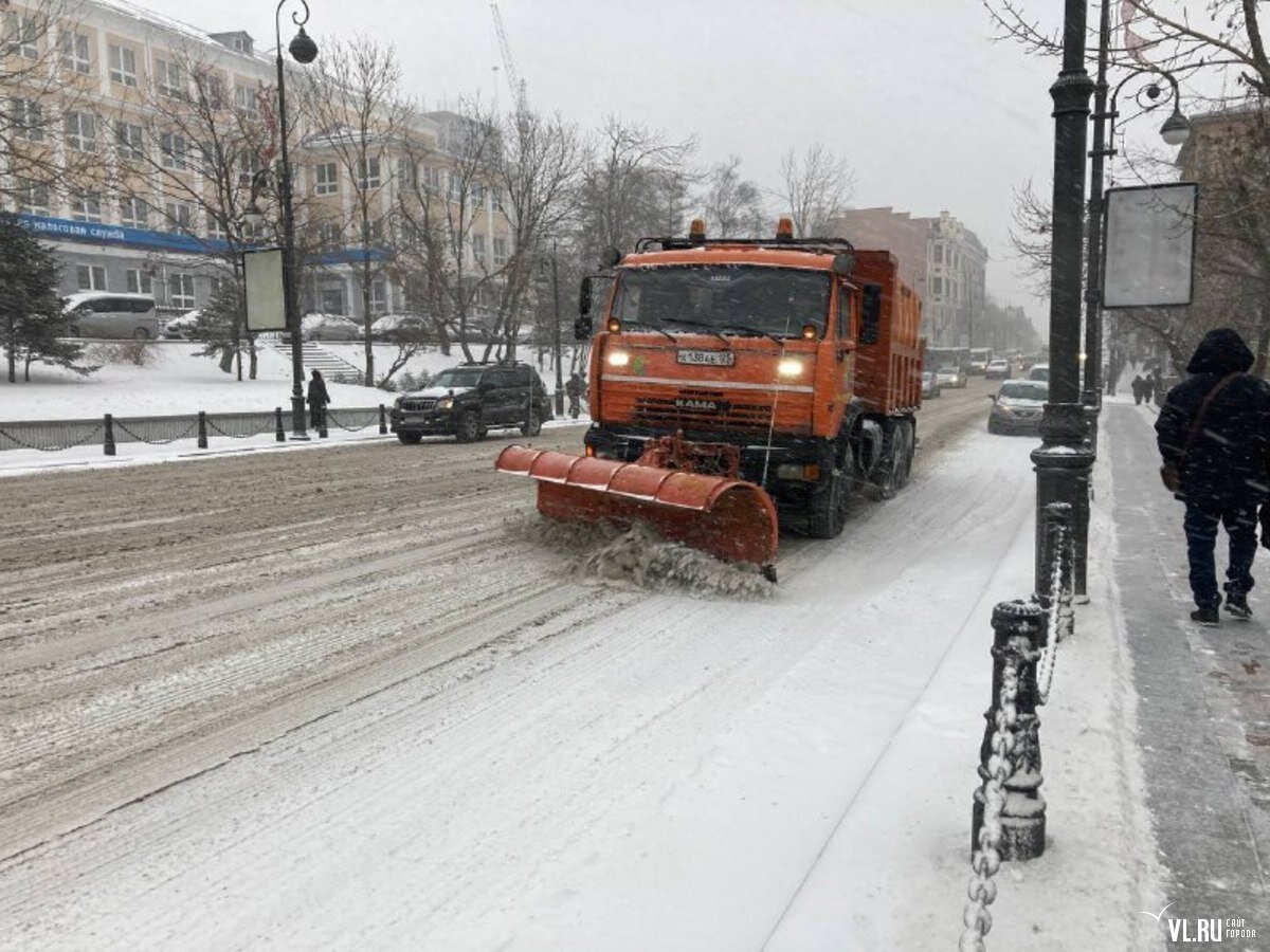 Владивосток заваливает снегом (ФОТО, ВИДЕО)