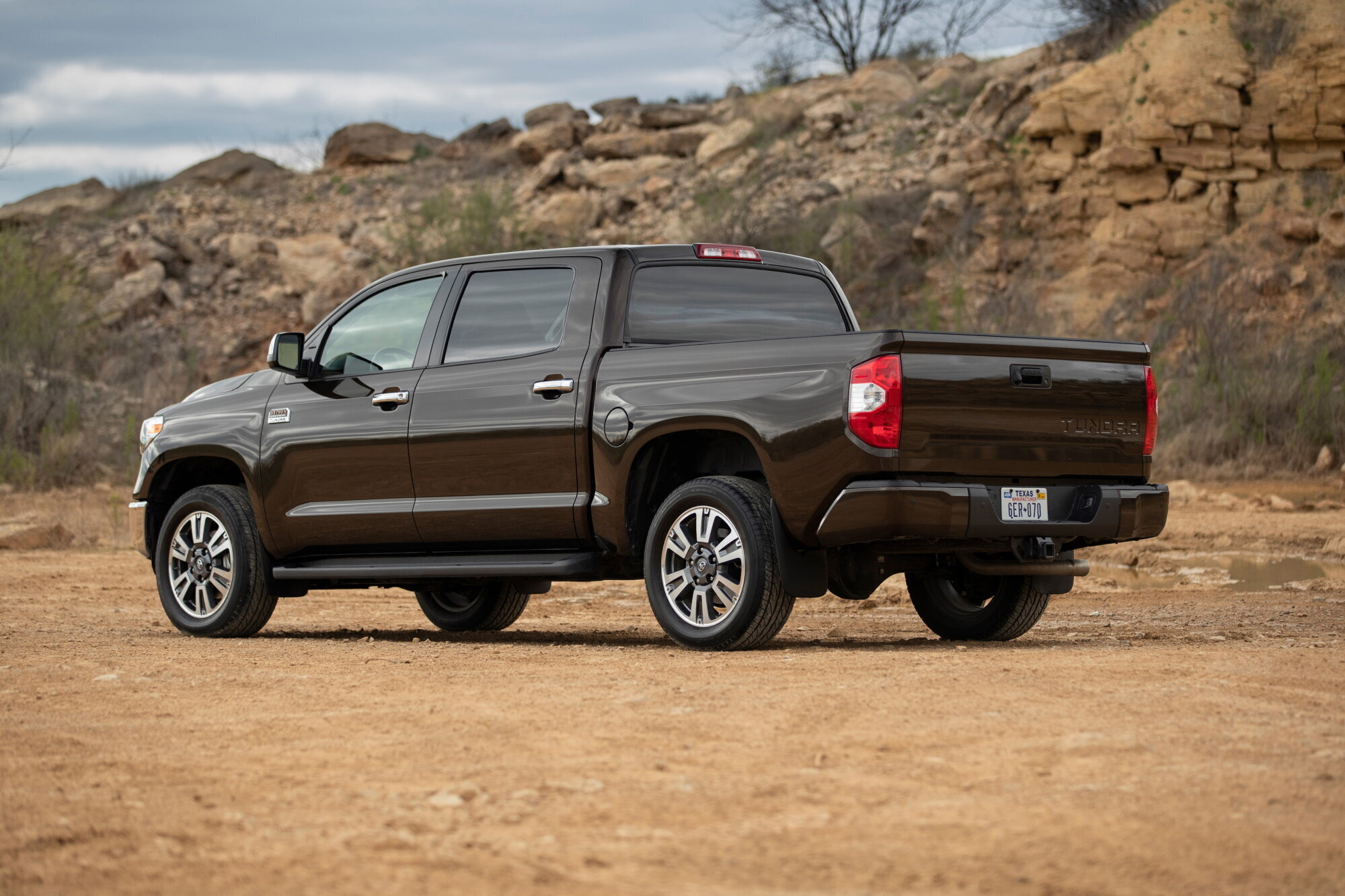 Toyota сравнивает пикап Tundra нового поколения с роскошным Lincoln Navigator