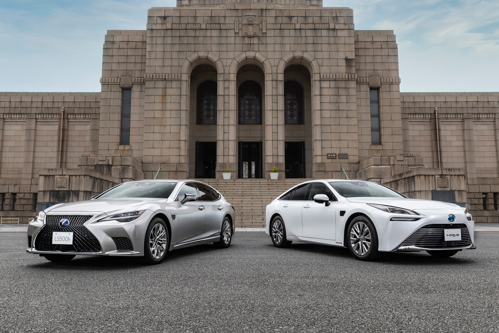 Toyota предложила продвинутый автопилот для Mirai и Lexus LS