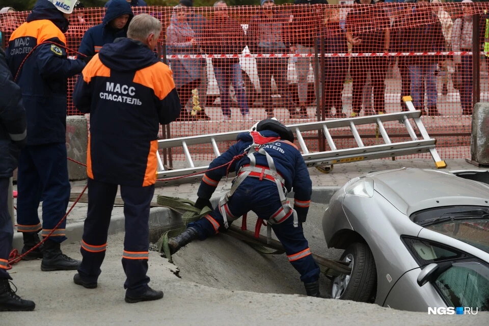 В Новосибирске две машины провалились в яму с кипятком