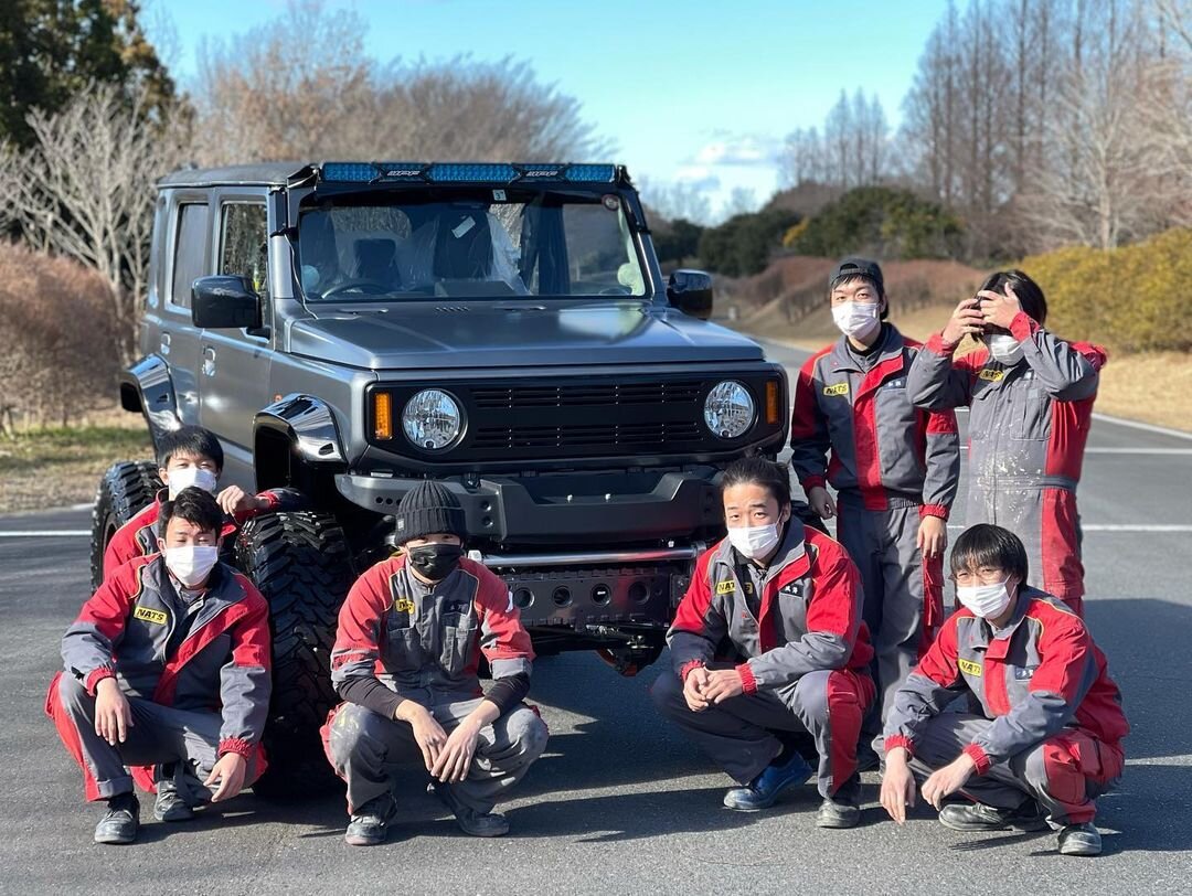 В Токио представили уникальный пятидверный Suzuki Jimny с огромными колесами (ФОТО)