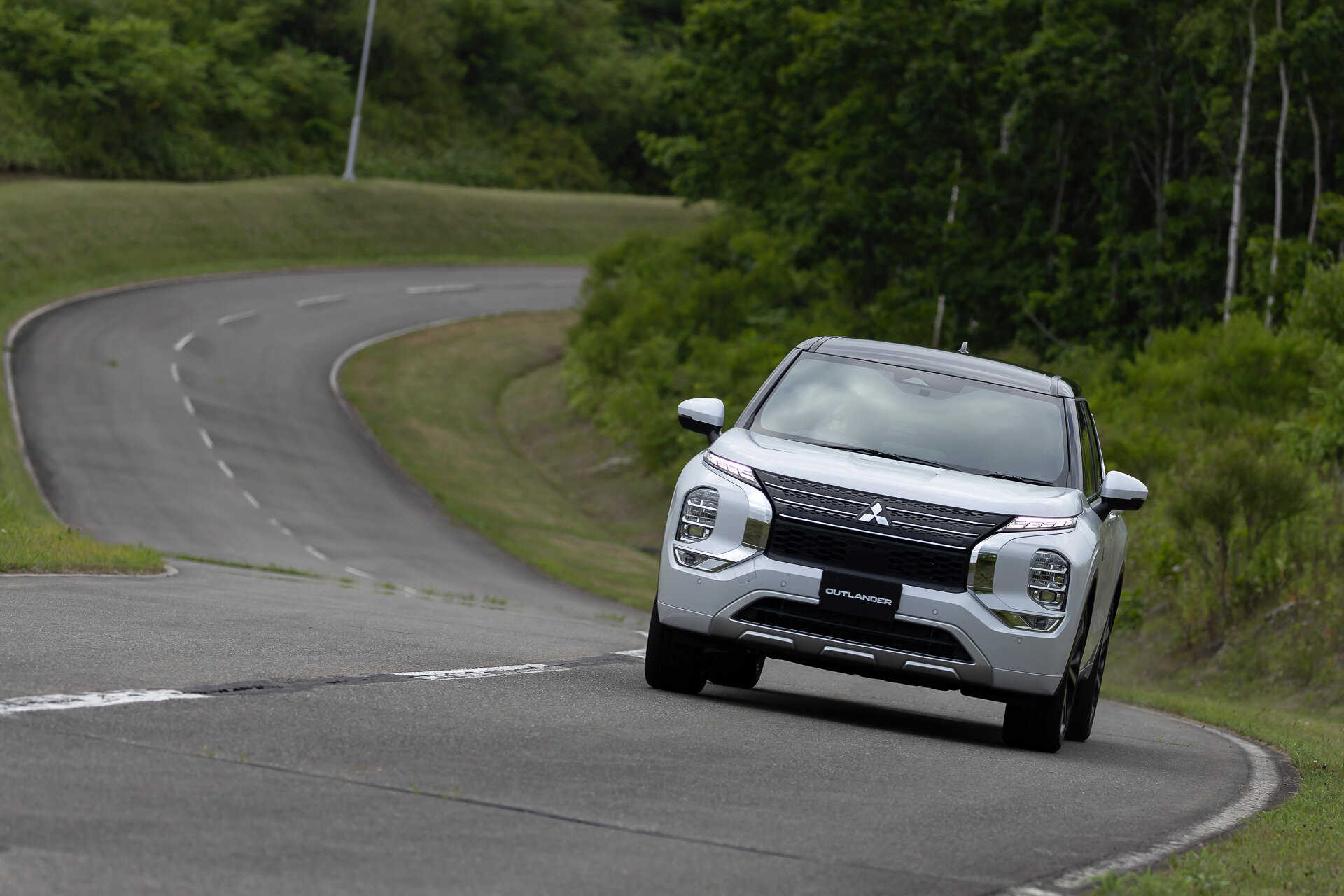 Mitsubishi Outlander PHEV второго поколения получил запас электрического хода 87 км