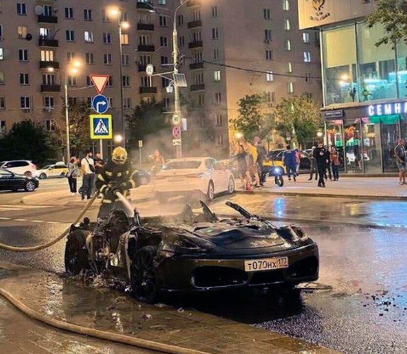 В Москве в ДТП сгорел Ferrari (ВИДЕО)