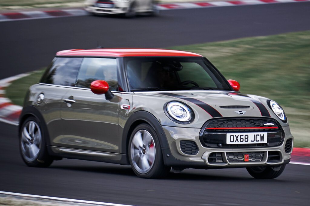 Mini представила рестайлинговый хот-хэтч John Cooper Works: от 2 750 000 рублей