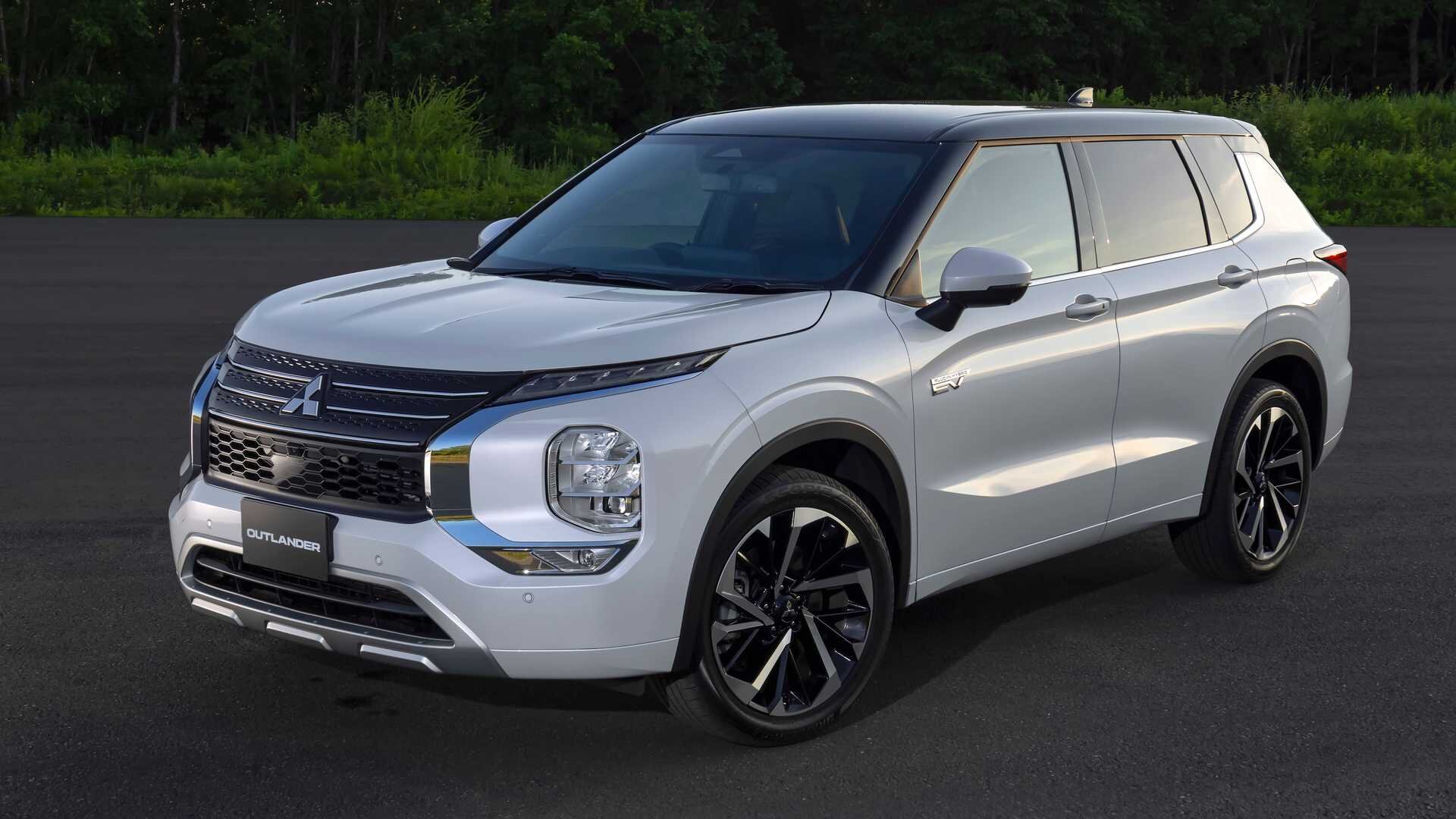 Mitsubishi опубликовала фото розеточной версии семиместного кроссовера Outlander PHEV