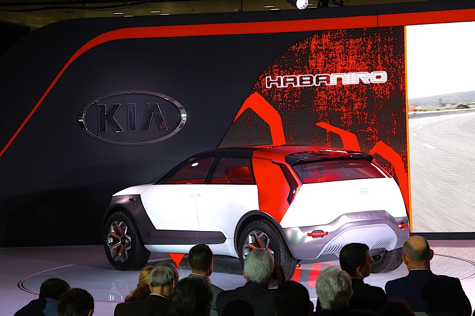 Kia показала изображения паркетника Niro второго поколения