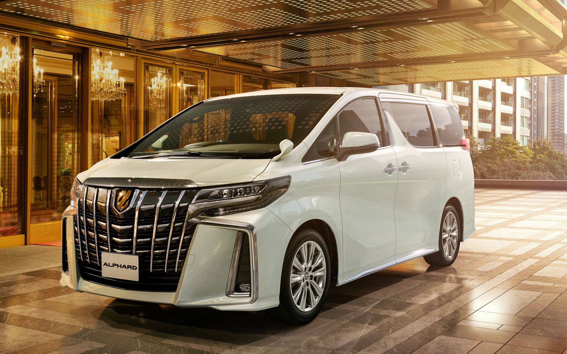 Toyota Alphard / Vellfire получили новую золотую комплектацию