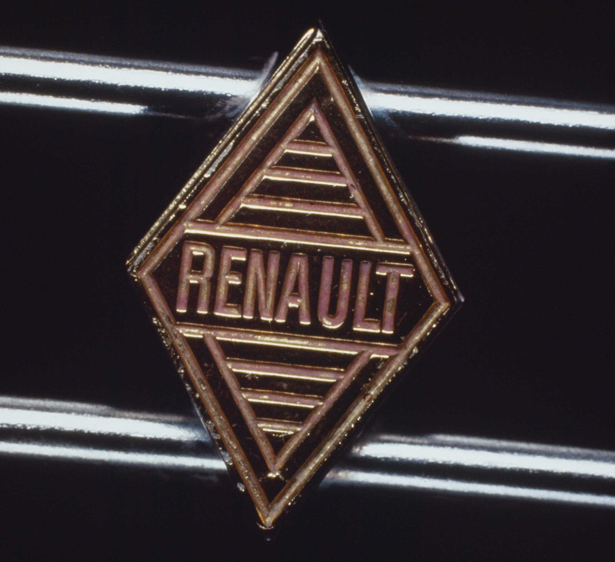 Renault сменила логотип, впервые за 29 лет