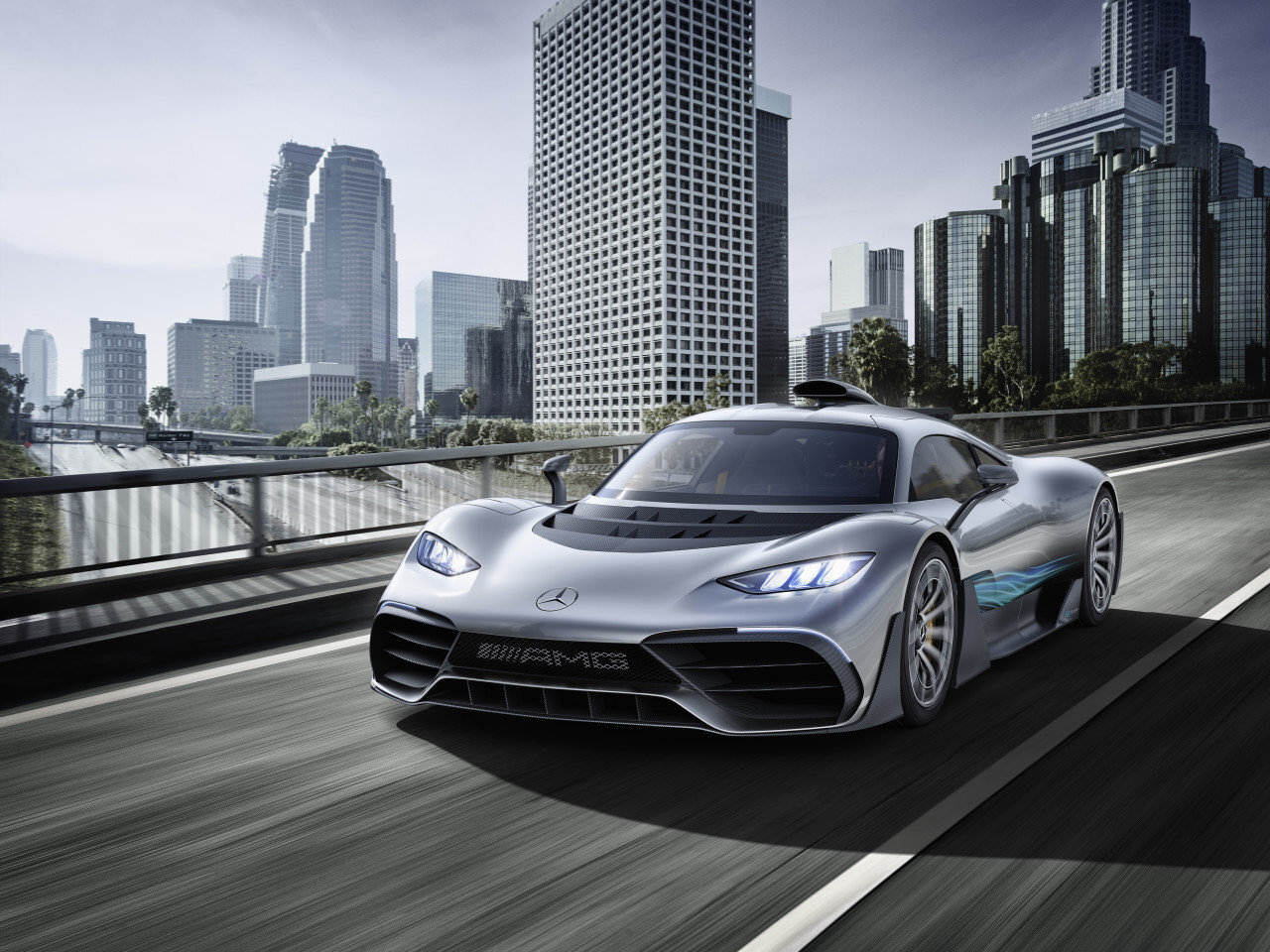 Семикратный чемпион Формулы 1 Льюис Хэмилтон представил гиперкар Mercedes-AMG One