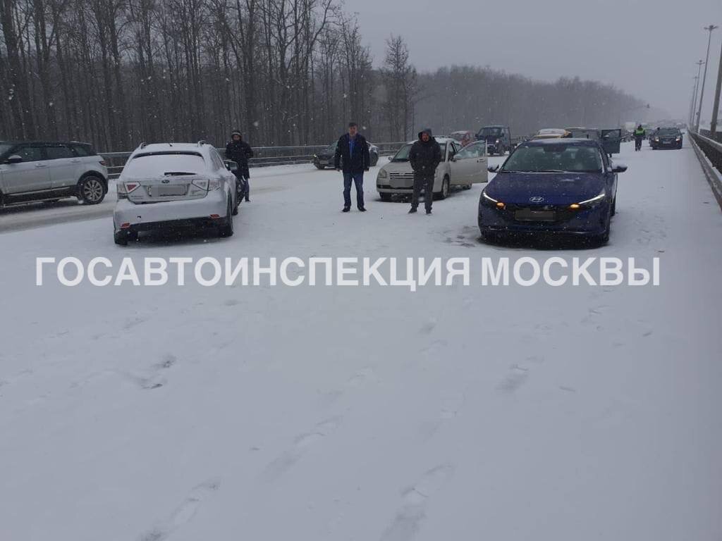 ВИДЕО: массовые ДТП под Москвой из-за снегопада