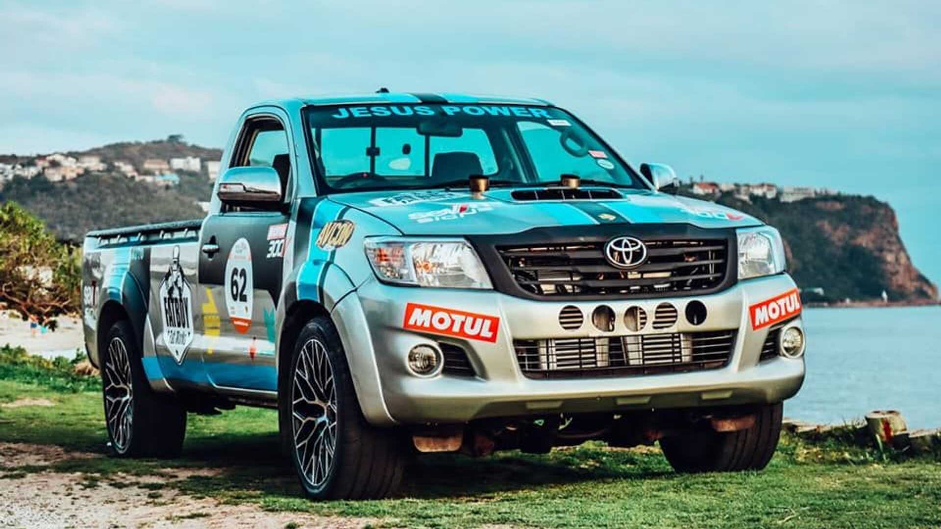 В Toyota Hilux установили V12 от Century