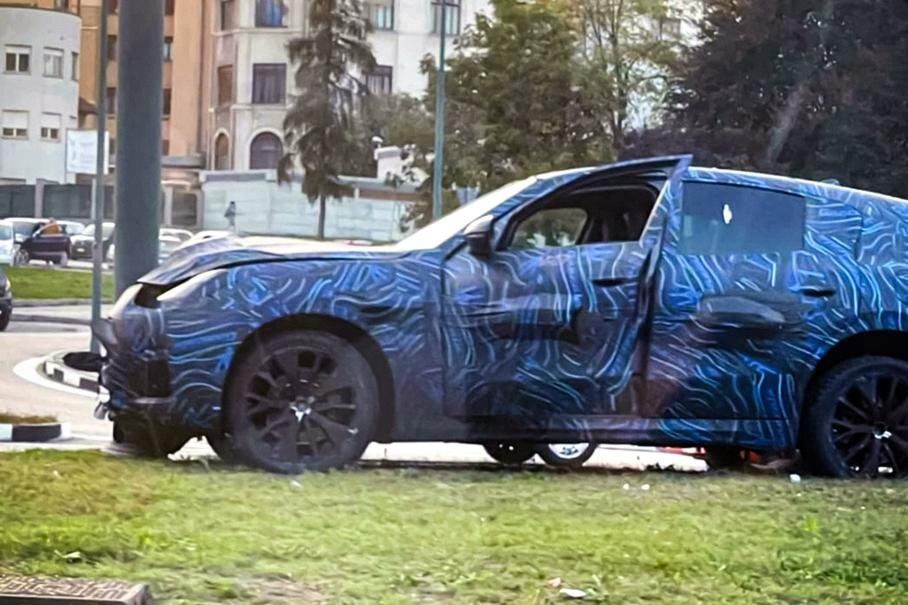 Прототип нового паркетника Maserati угодил в аварию в центре Турина