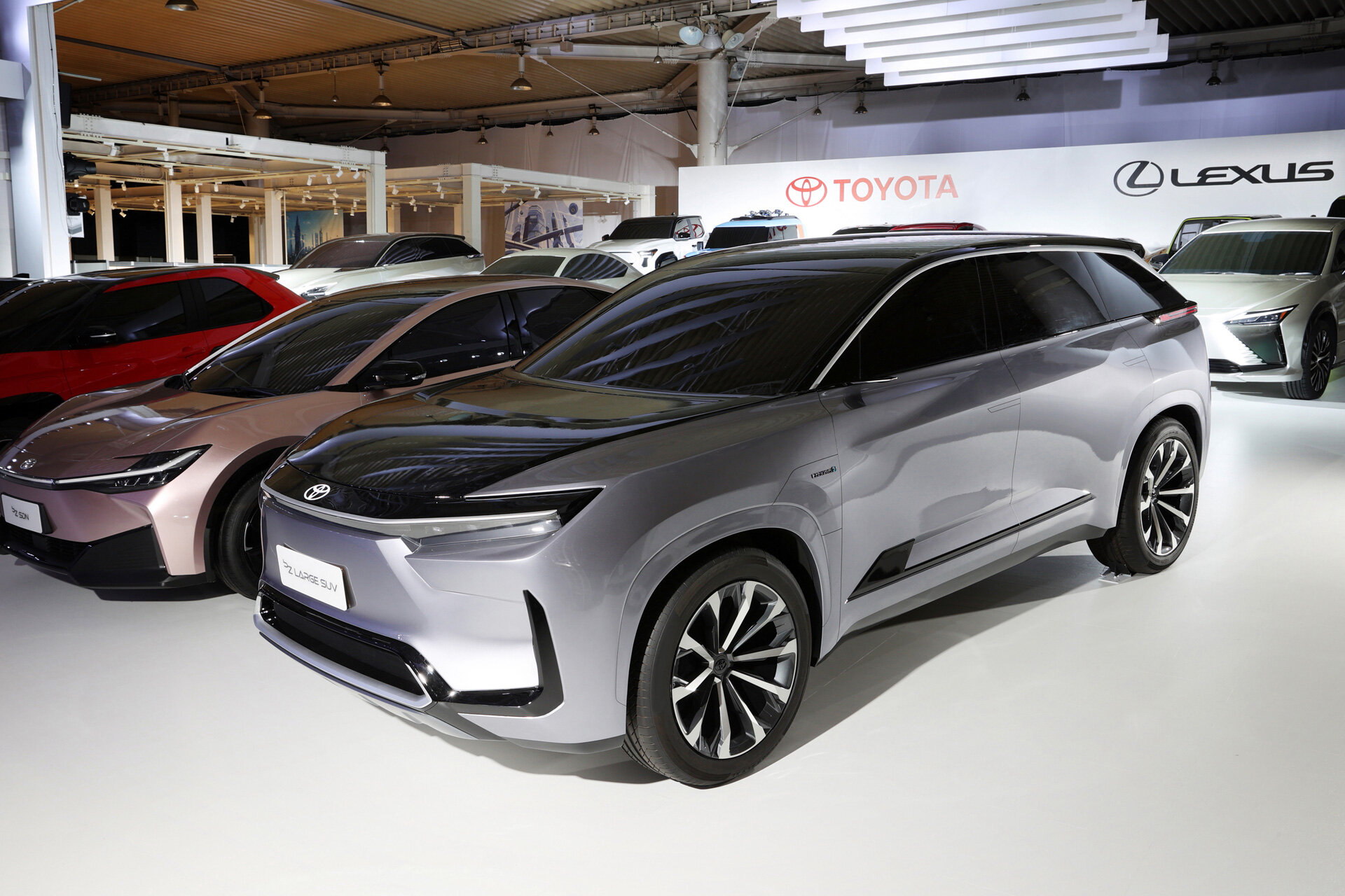 Toyota разом представила 15 новых электромобилей