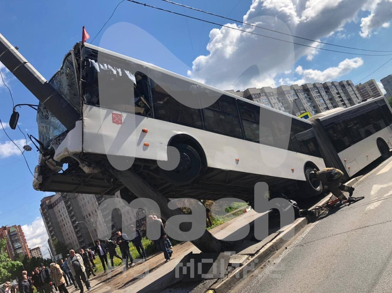 Автобус-гармошка взобрался на фонарный столб в Петербурге (ФОТО, ВИДЕО)