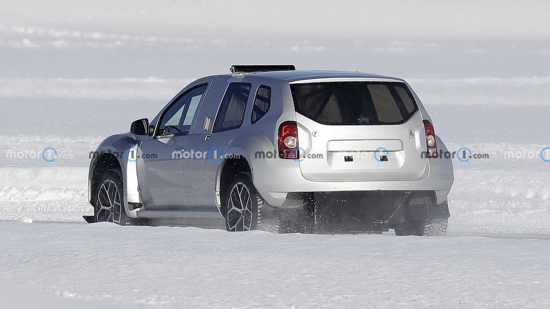 Renault тестирует новый электрокроссовер под кузовом старого Duster