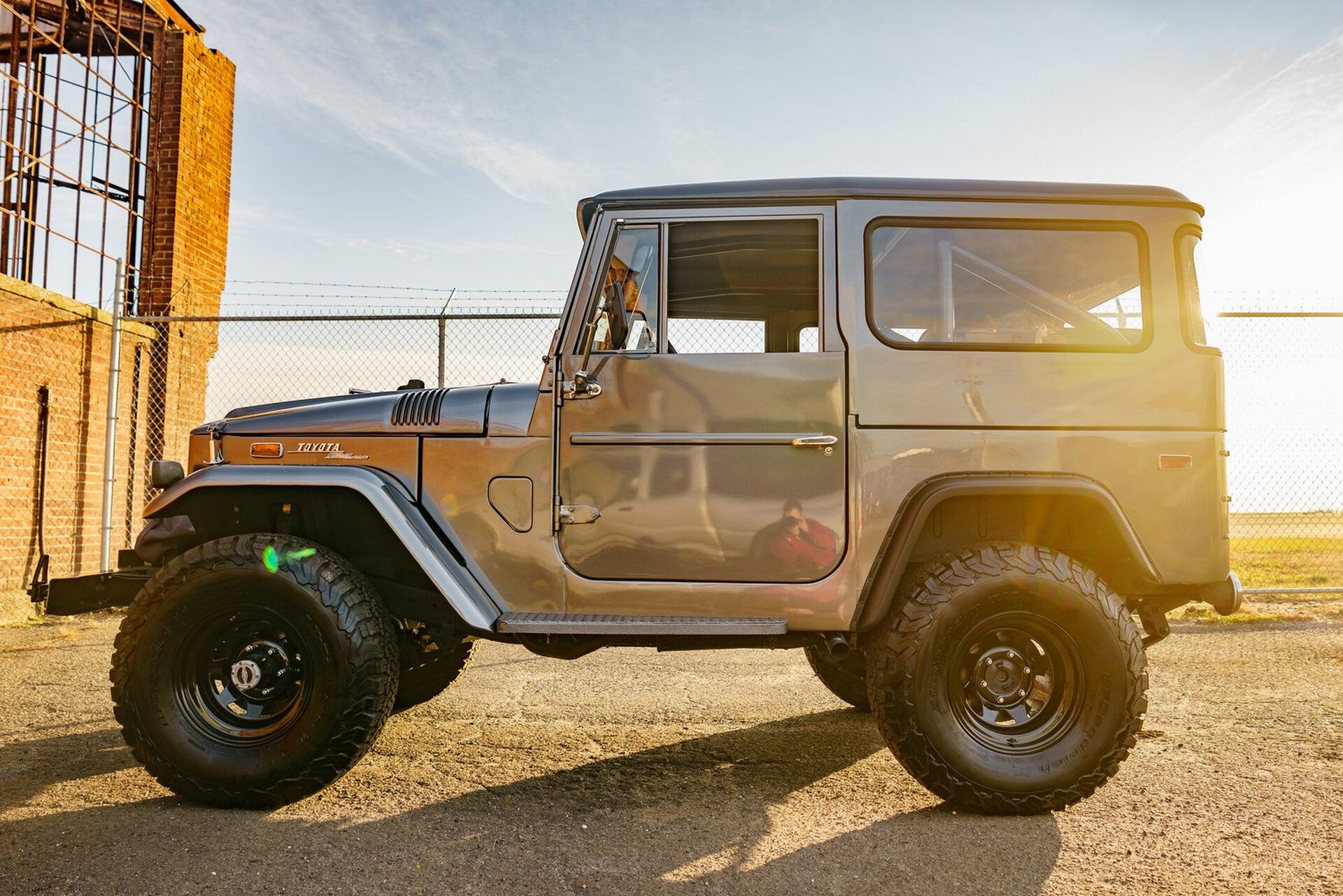 Американские тюнеры представили рестомод Toyota Land Cruiser FJ40 1971 года