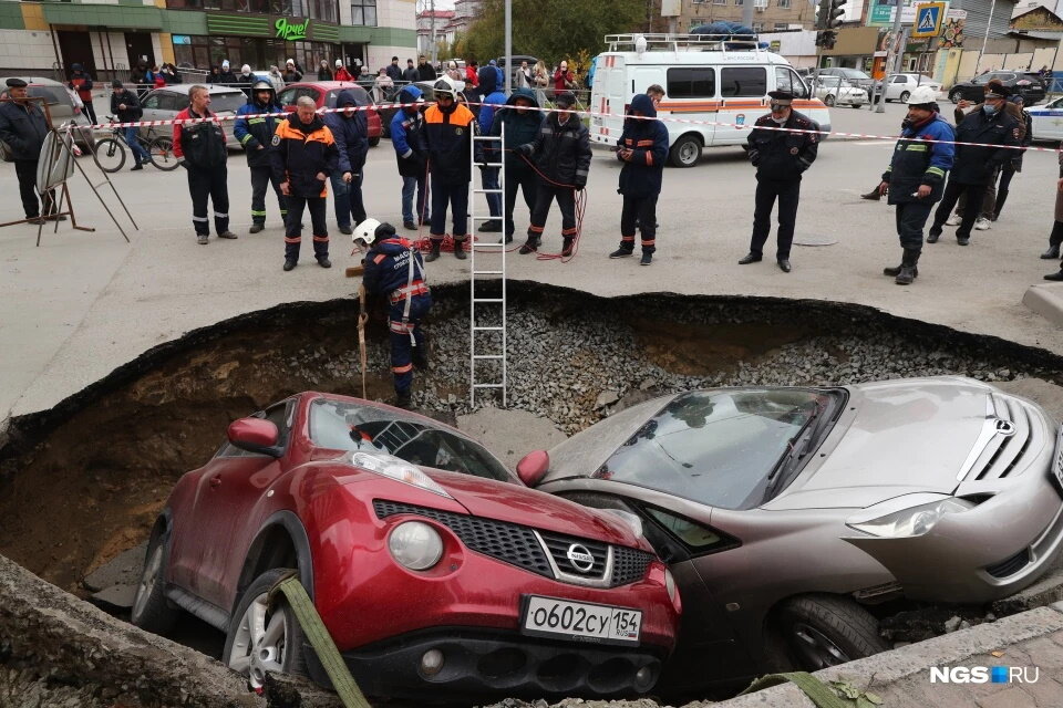 В Новосибирске две машины провалились в яму с кипятком