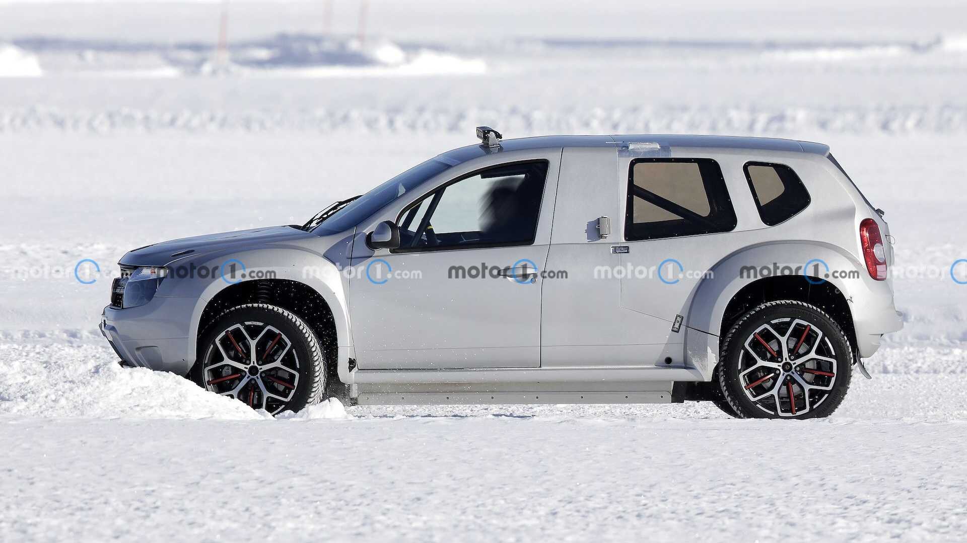 Renault тестирует новый электрокроссовер под кузовом старого Duster