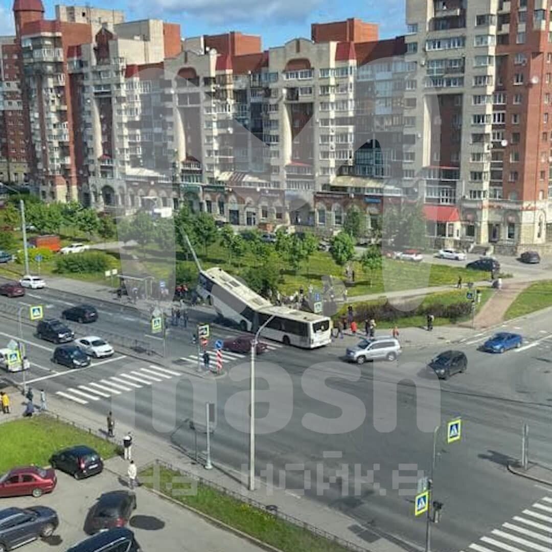 Автобус-гармошка взобрался на фонарный столб в Петербурге (ФОТО, ВИДЕО)