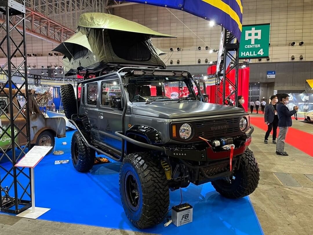 В Токио представили уникальный пятидверный Suzuki Jimny с огромными колесами (ФОТО)