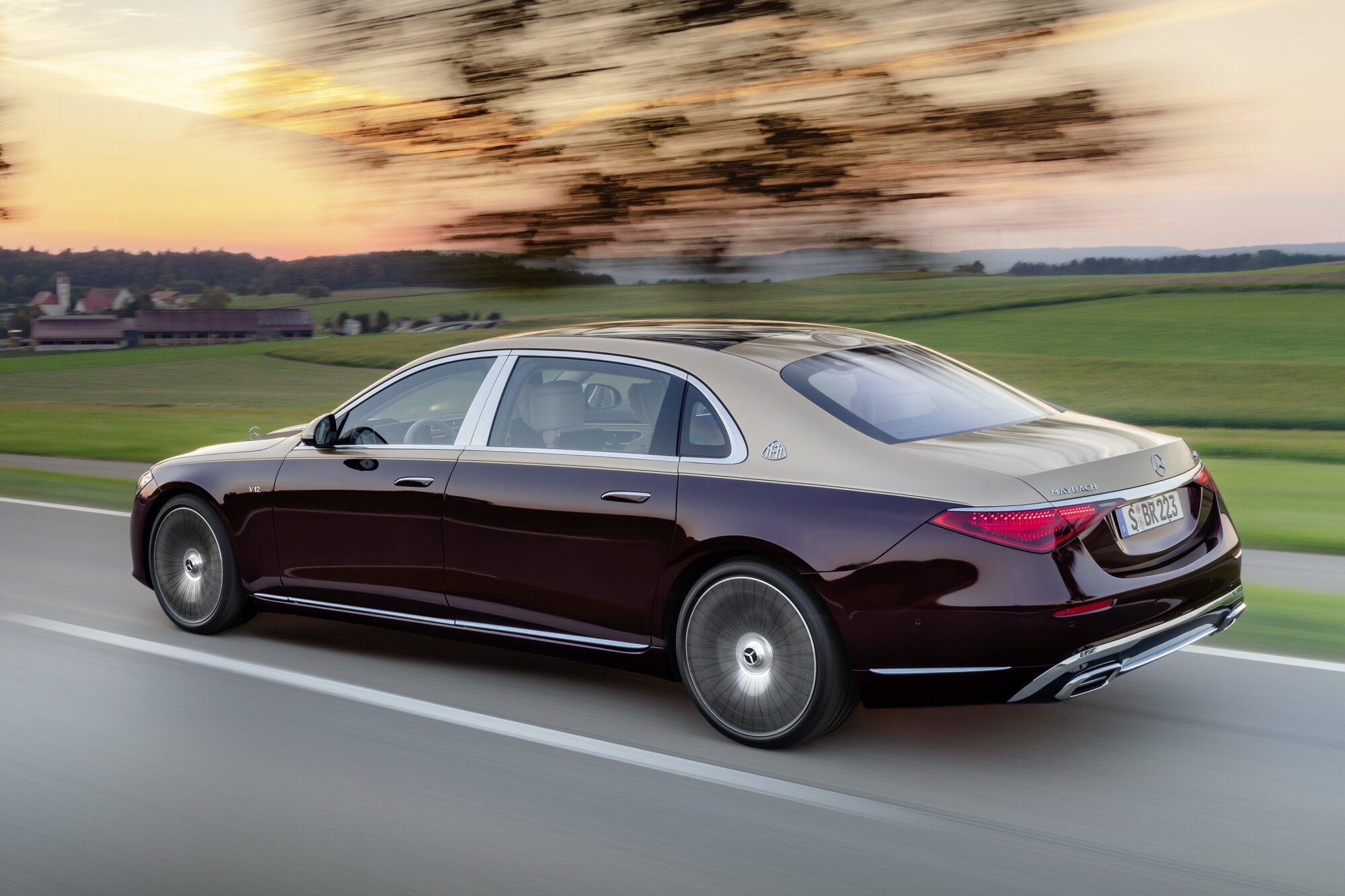 Daimler AG по-тихому показал флагманский Mercedes-Maybach S680 с V12