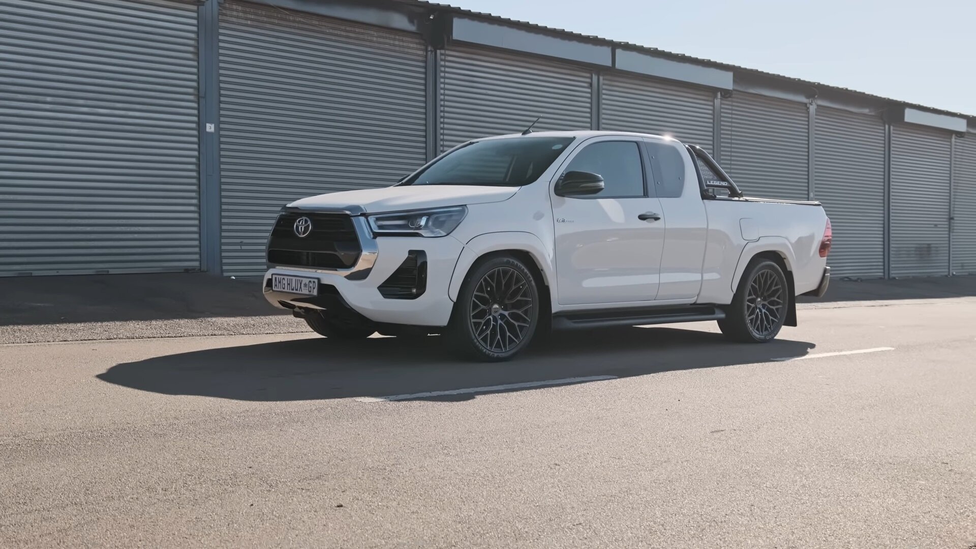 Энтузиаст установил в Toyota Hilux 6,2-литровый V8 от Mercedes-AMG