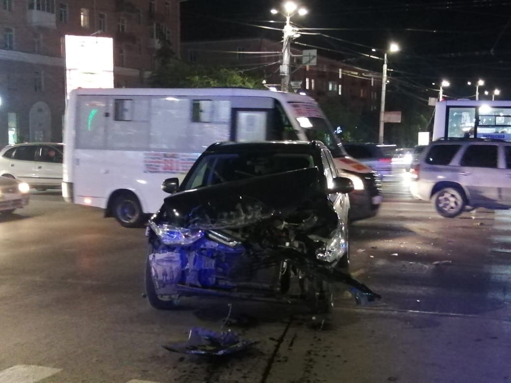 ВИДЕО: в Омске прохожие поставили на колеса перевернувшуюся маршрутку