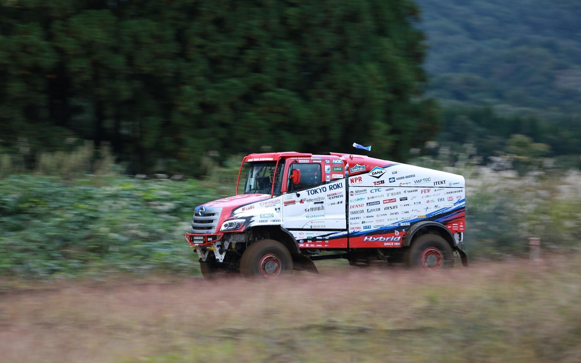 Японская Hino собрала гибридный грузовик для ралли Дакар