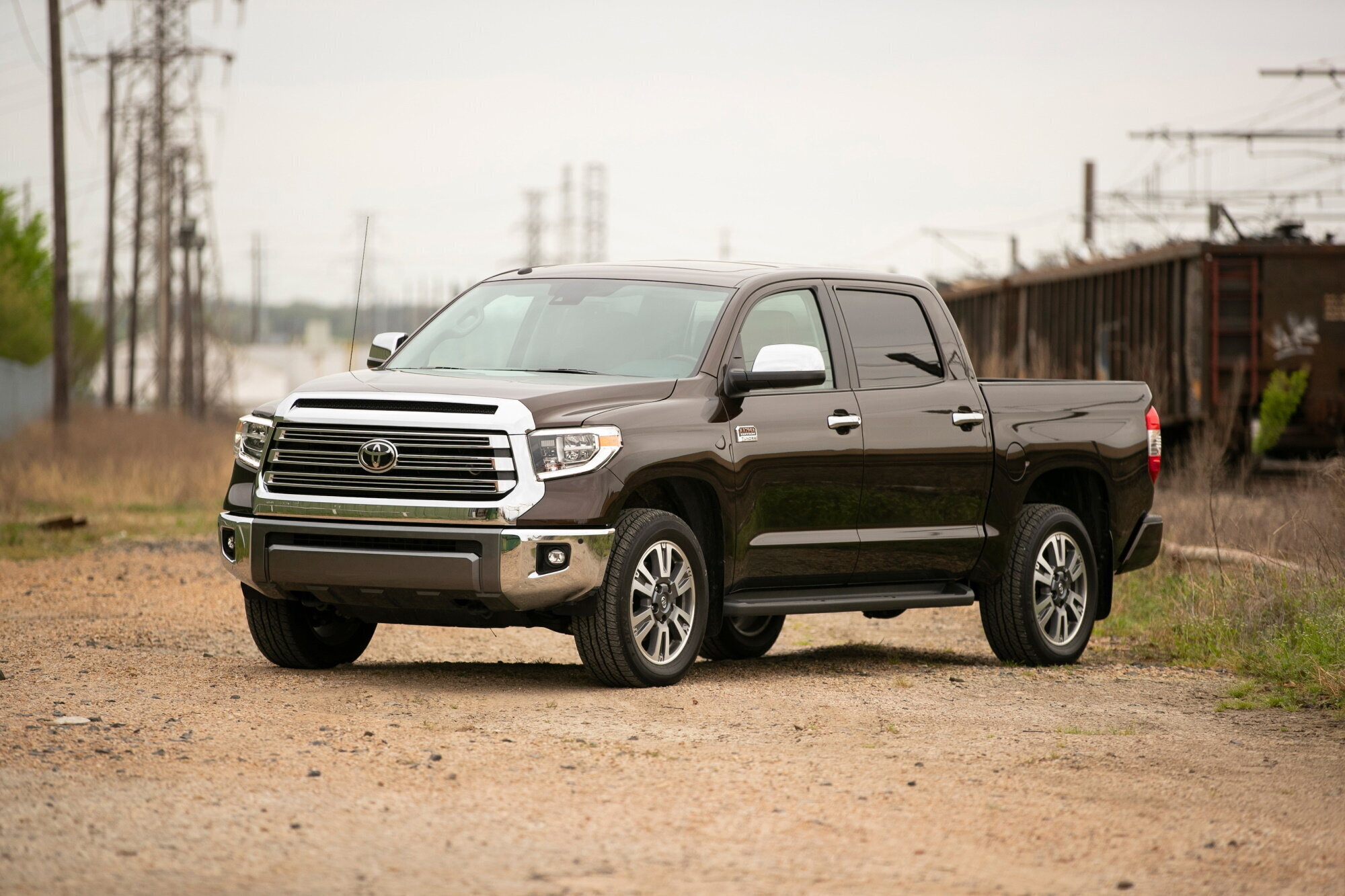 Toyota сравнивает пикап Tundra нового поколения с роскошным Lincoln Navigator