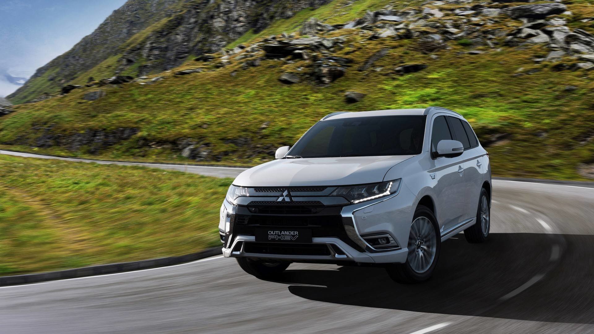 Mitsubishi опубликовала фото розеточной версии семиместного кроссовера Outlander PHEV