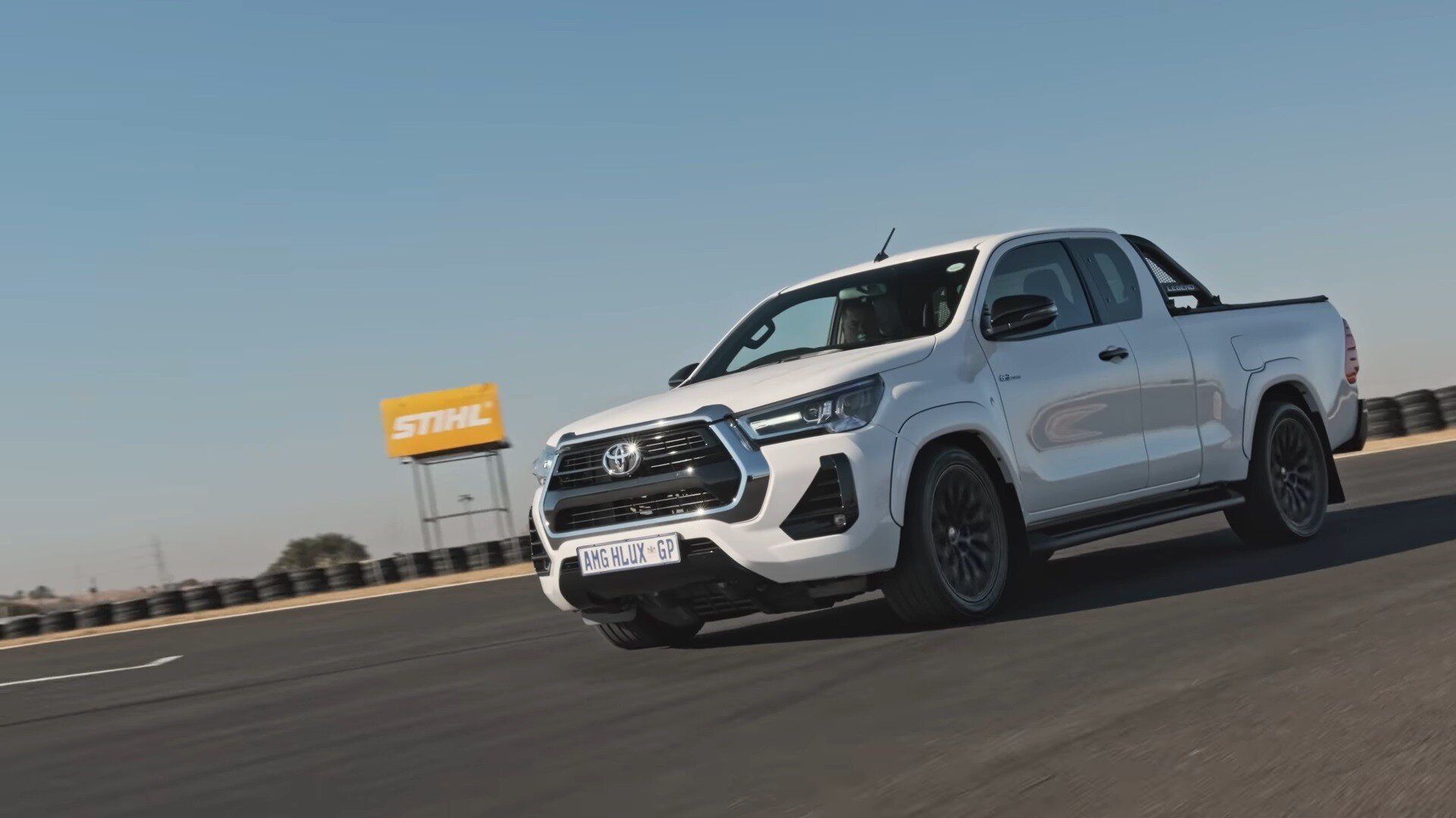 Энтузиаст установил в Toyota Hilux 6,2-литровый V8 от Mercedes-AMG