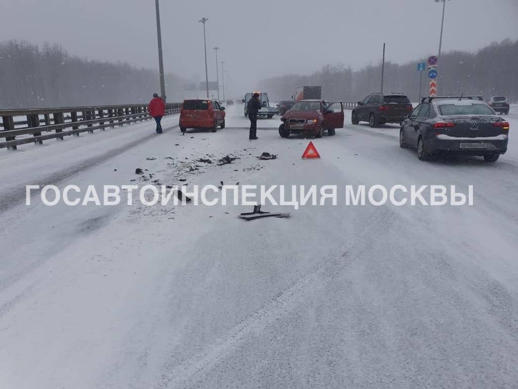 ВИДЕО: массовые ДТП под Москвой из-за снегопада