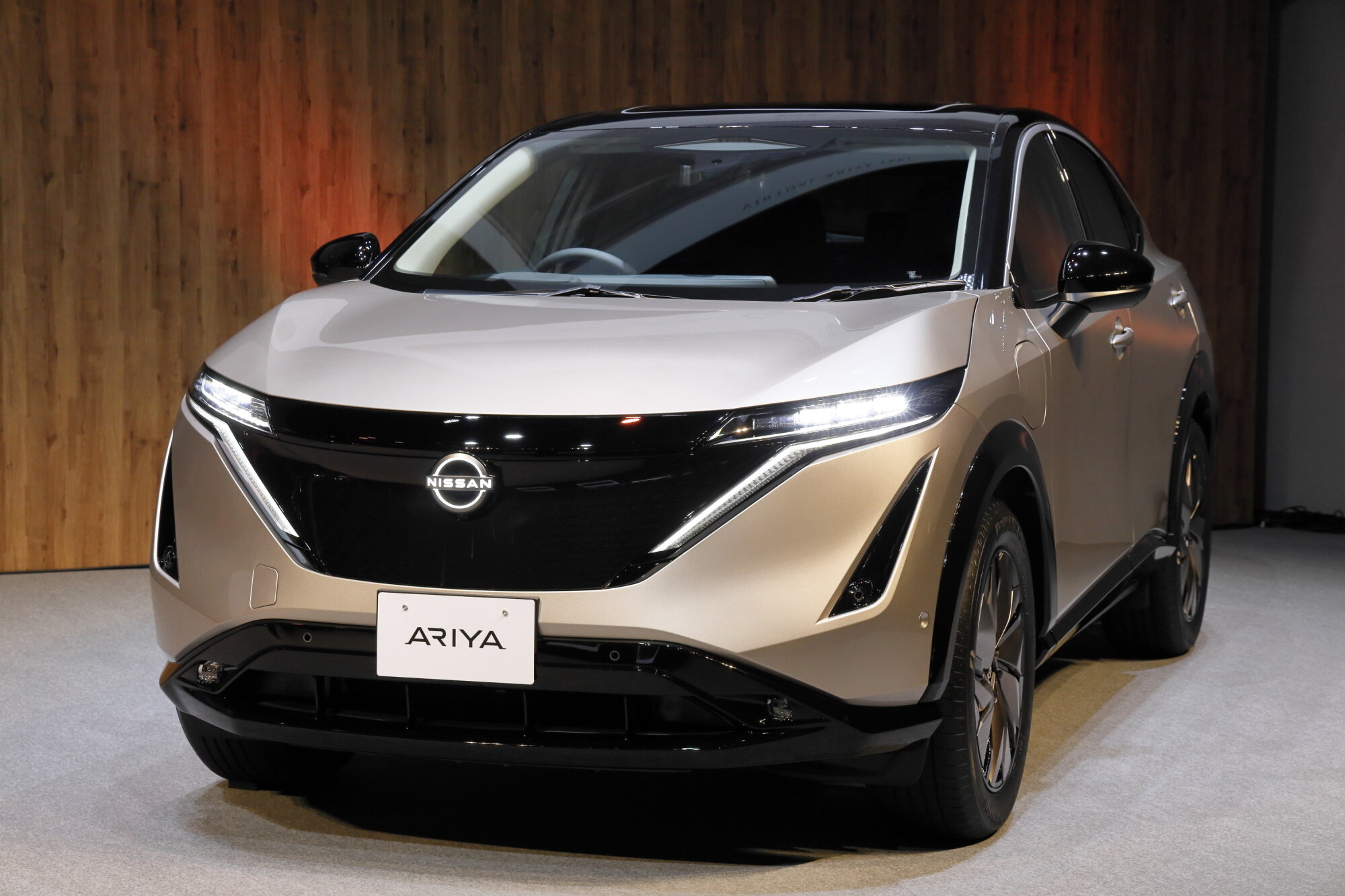 Nissan начал продавать долгожданный электрический кроссовер Ariya