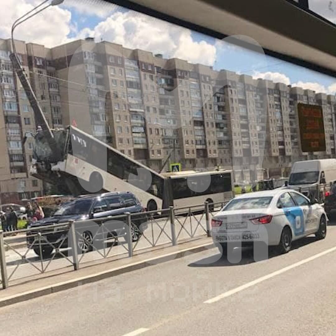 Автобус-гармошка взобрался на фонарный столб в Петербурге (ФОТО, ВИДЕО)