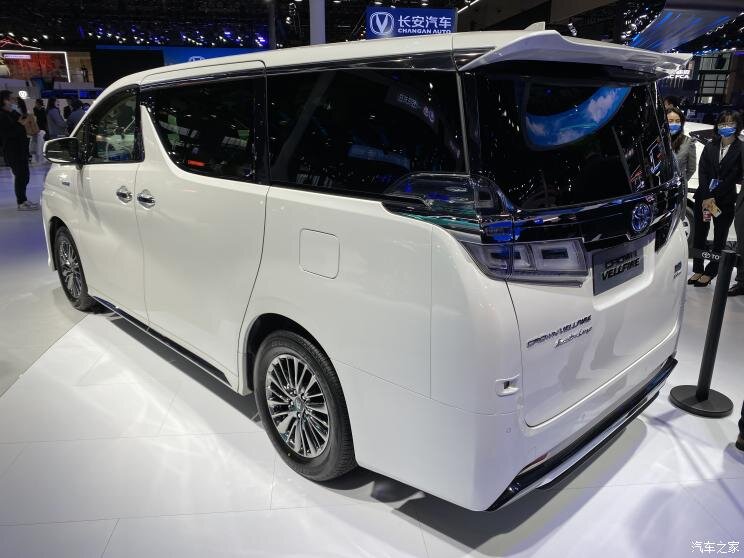 Toyota присвоила минивэну Vellfire приставку Crown