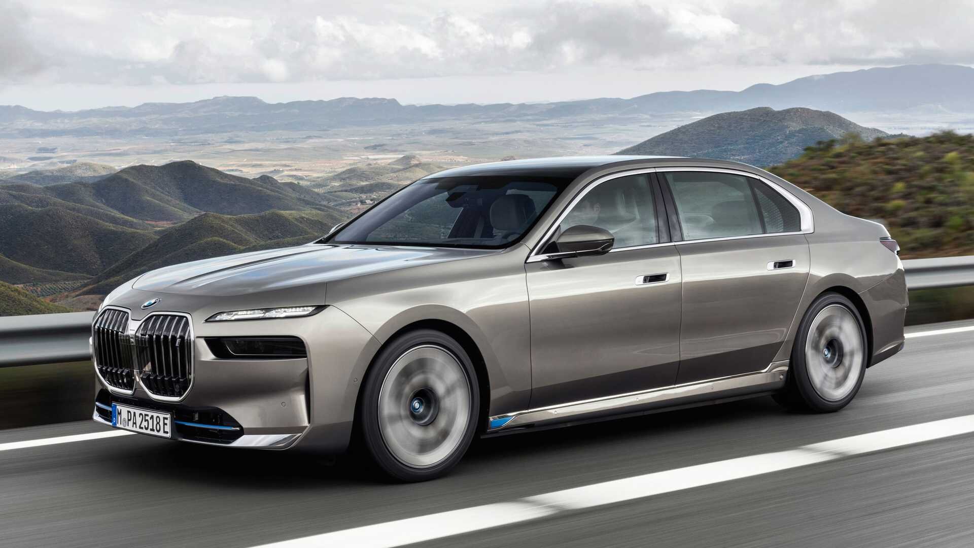 Представительский BMW 7-Series в новом поколении получил странный экстерьер