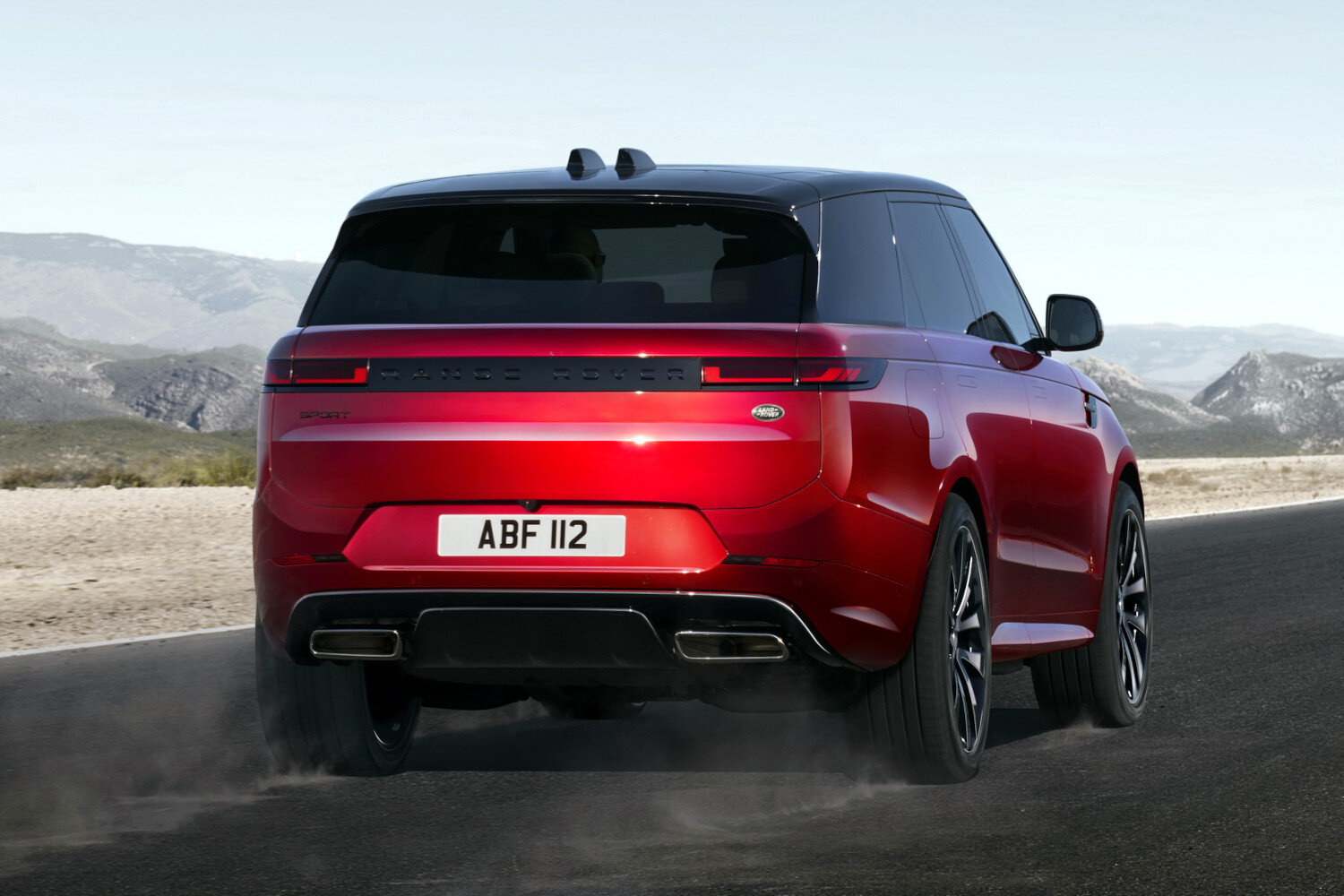 В новом поколении Range Rover Sport получил еще более минималистичный экстерьер