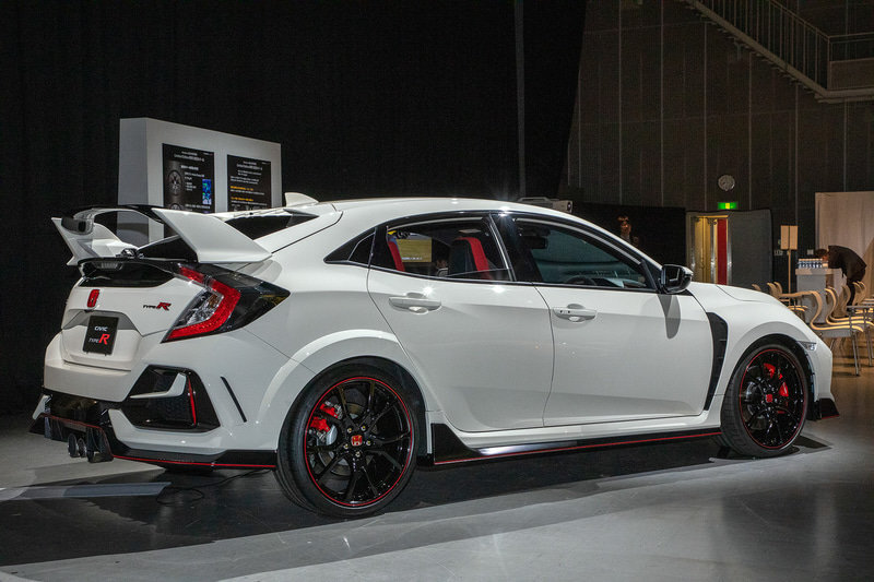 Honda показала Civic Type R нового поколения. Пока в камуфляже