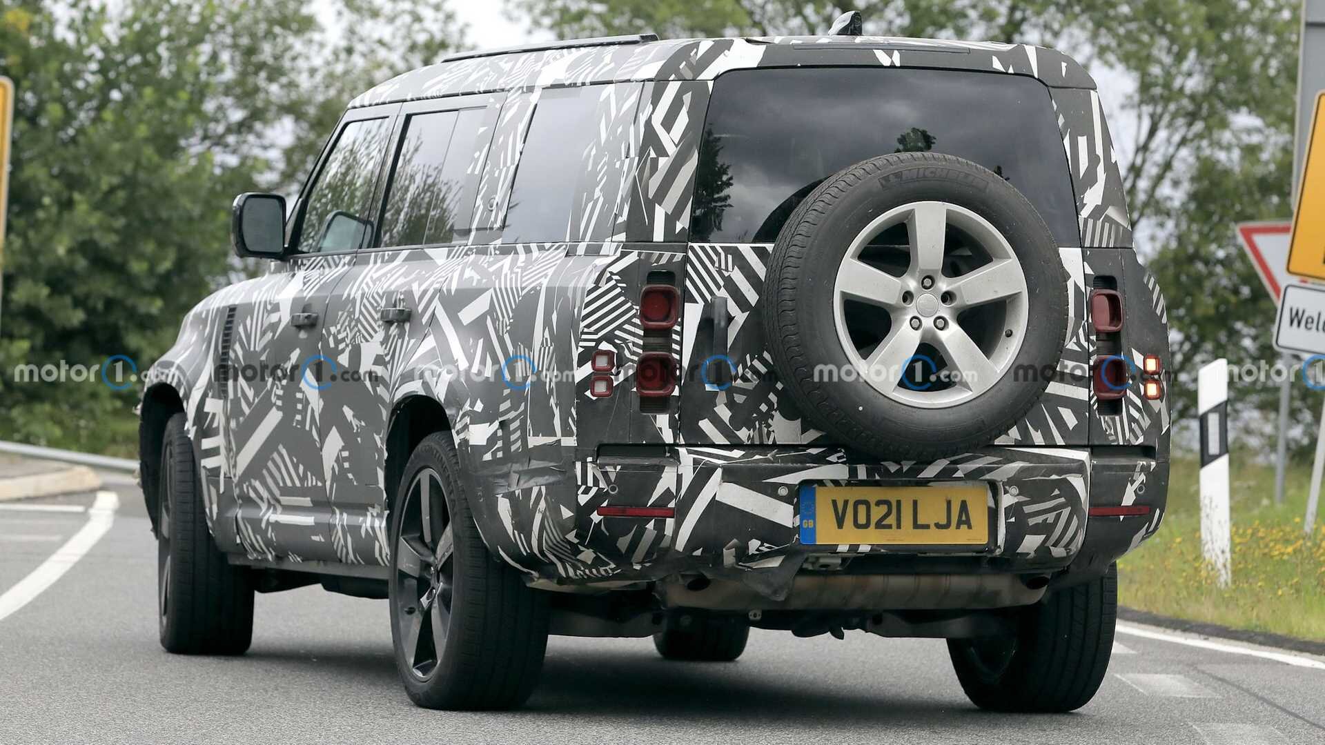 Трехрядный Land Rover Defender 130: первые фотографии прототипа