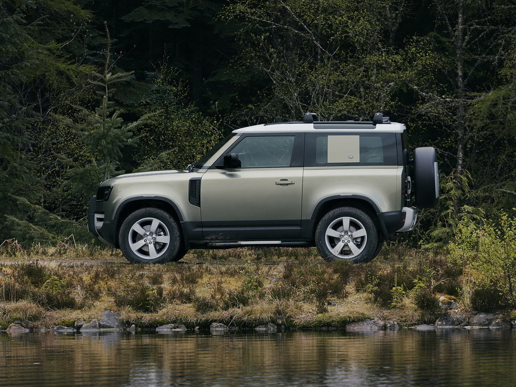 Трехрядный Land Rover Defender 130: первые фотографии прототипа