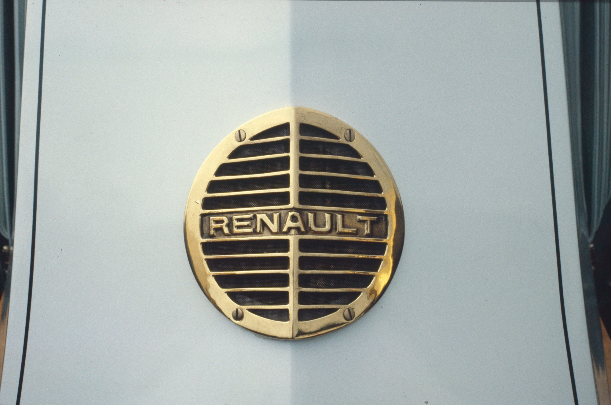 Renault сменила логотип, впервые за 29 лет