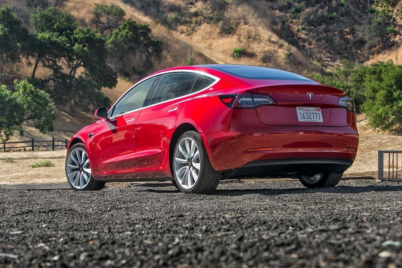 ВИДЕО: водитель грузовика не заметил, что тащил по трассе Tesla Model 3 на автопилоте