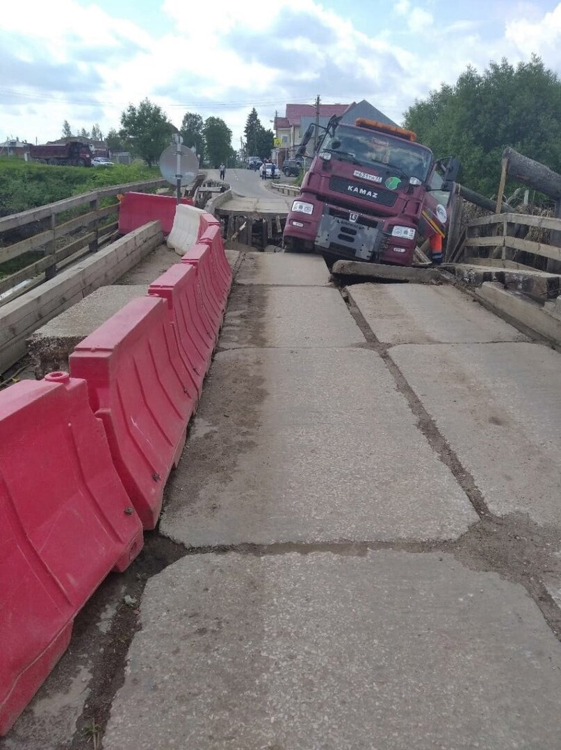 В Ивановской области под тяжестью КАМАЗа рухнул мост