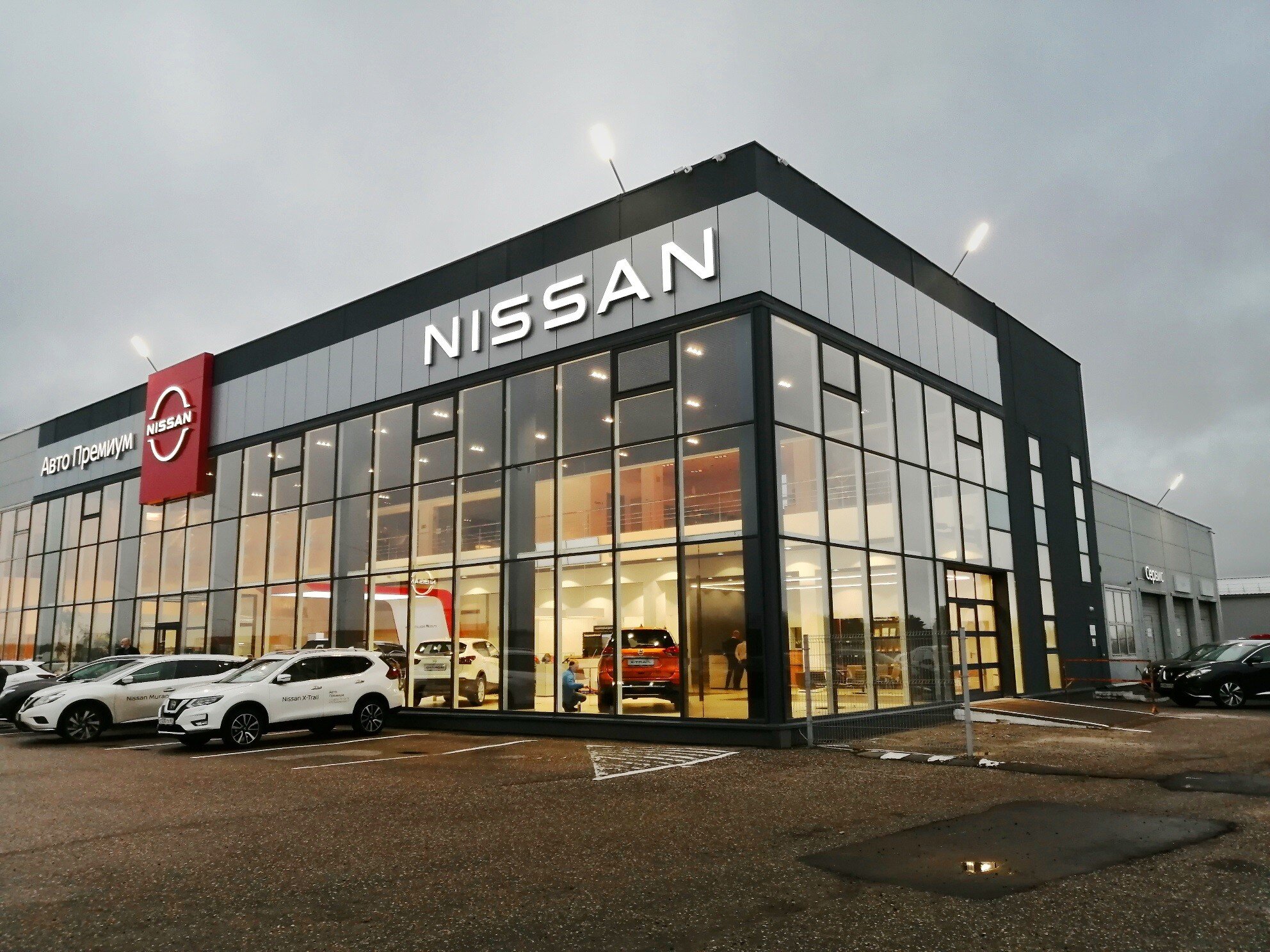 Дилерам Nissan в России разрешили использовать местные детали при переоформлении автосалонов